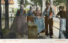 13085 Afbeelding van een enkele personen in Spakenburgse klederdracht in de vishal te Amersfoort.